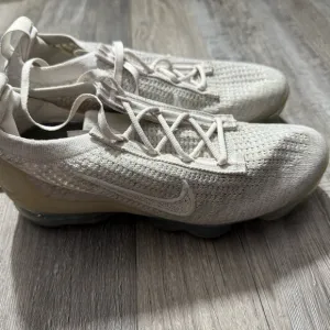 Nike Cream Knit Athletic Shoes with Cushioned Sole Activewear gym running