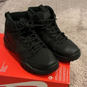 Nike Dual Fusion Hills Mid boots new H20 repel black Youth GS Boys Sizes