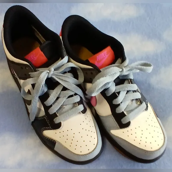 NIKE Dunk Low Dance SE (GS) size 4.5Y       SH-043