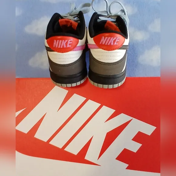 NIKE Dunk Low Dance SE (GS) size 4.5Y       SH-043