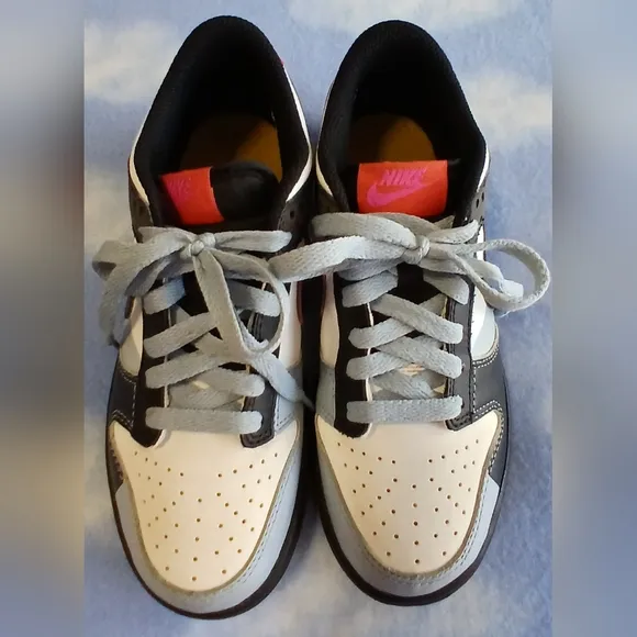 NIKE Dunk Low Dance SE (GS) size 4.5Y       SH-043