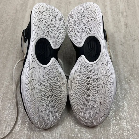 Nike Kyrie Low 5 basketball shoes white black metallic gold size 13
