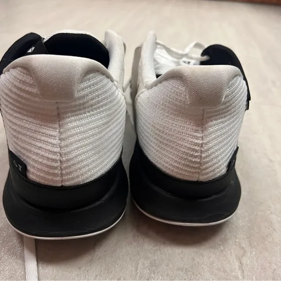 Nike Kyrie Low 5 basketball shoes white black metallic gold size 13