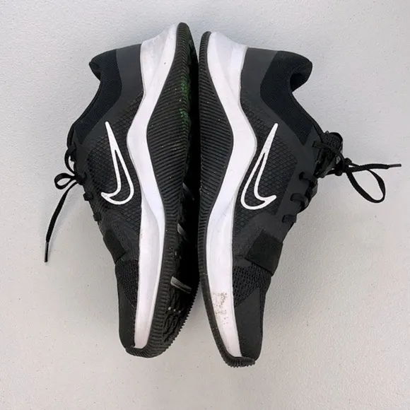 Nike MC Trainer Sneaker Black/White Cross Train Running Workout Tennis Shoe 9.5