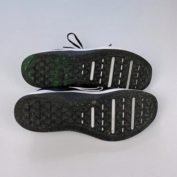 Nike MC Trainer Sneaker Black/White Cross Train Running Workout Tennis Shoe 9.5