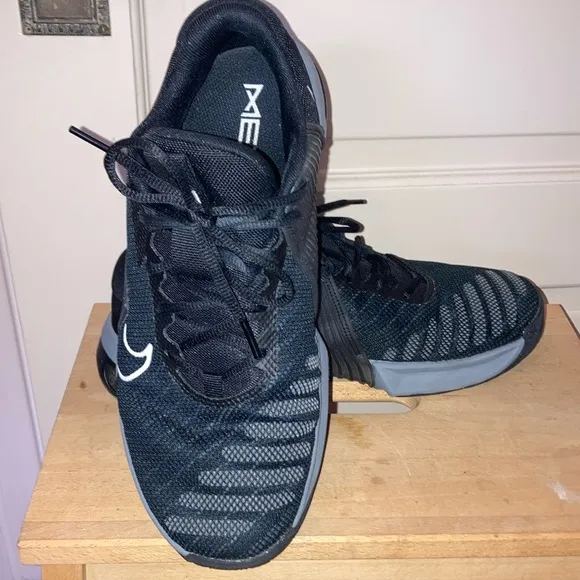Nike Metcon 9 workout shoes size 9.5 mens Black and Gray Athletic Sneakers
