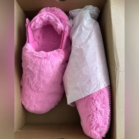 Nike Nike Calm SE Mules Pink Fuzzy Slippers. New with tag !