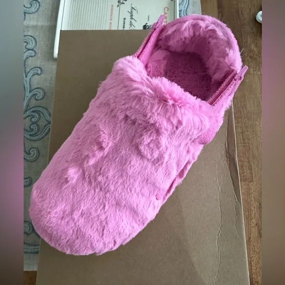 Nike Nike Calm SE Mules Pink Fuzzy Slippers. New with tag !
