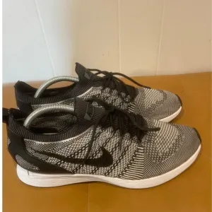 Nike Running Shoes Flyknit Sneakers Lightweight Athletic Black White Sz Mens 11