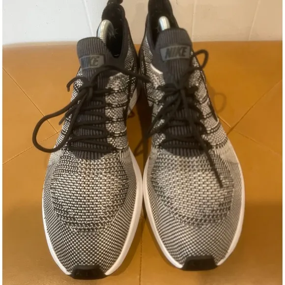 Nike Running Shoes Flyknit Sneakers Lightweight Athletic Black White Sz Mens 11