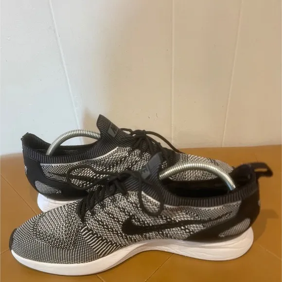 Nike Running Shoes Flyknit Sneakers Lightweight Athletic Black White Sz Mens 11