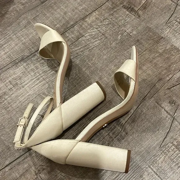 NWOB!! Sam Edelman - YARO BLOCK HEEL SANDAL - Pearl Ivory Silk - Size 9
