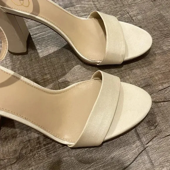 NWOB!! Sam Edelman - YARO BLOCK HEEL SANDAL - Pearl Ivory Silk - Size 9