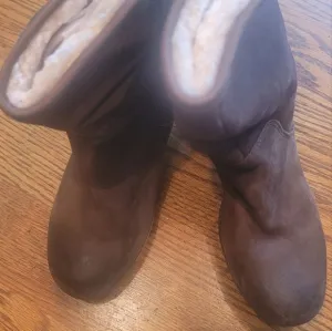 NWOT UGG Brown Black Distressed Sheepskin Chunky Block Wooden Shoes Heels Boots