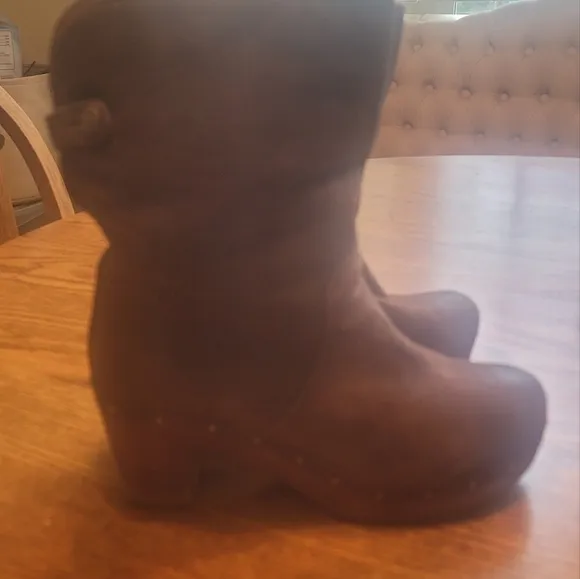 NWOT UGG Brown Black Distressed Sheepskin Chunky Block Wooden Shoes Heels Boots