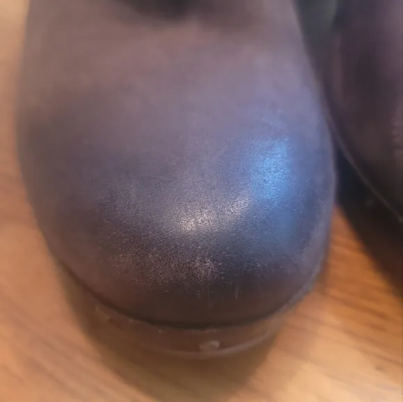 NWOT UGG Brown Black Distressed Sheepskin Chunky Block Wooden Shoes Heels Boots