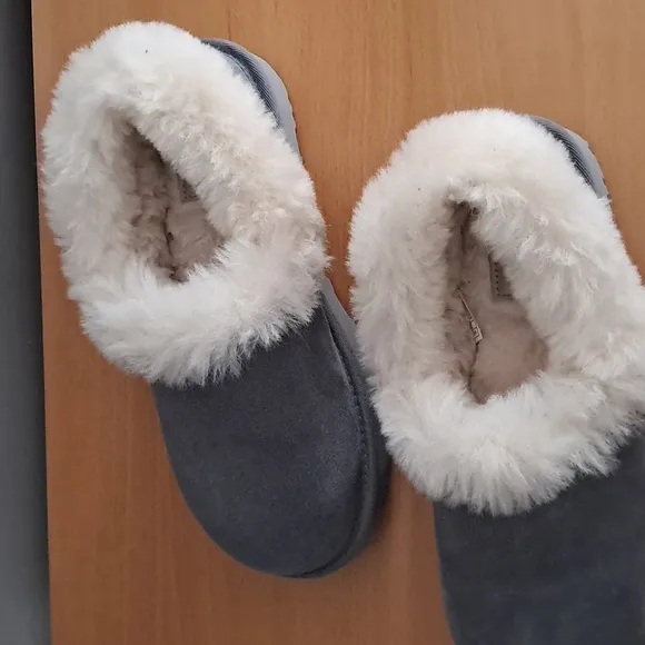 NWOT UGG Nita Slippers