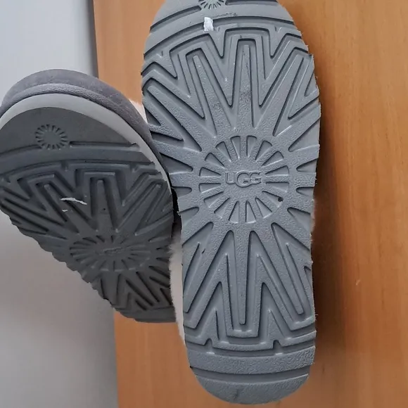 NWOT UGG Nita Slippers