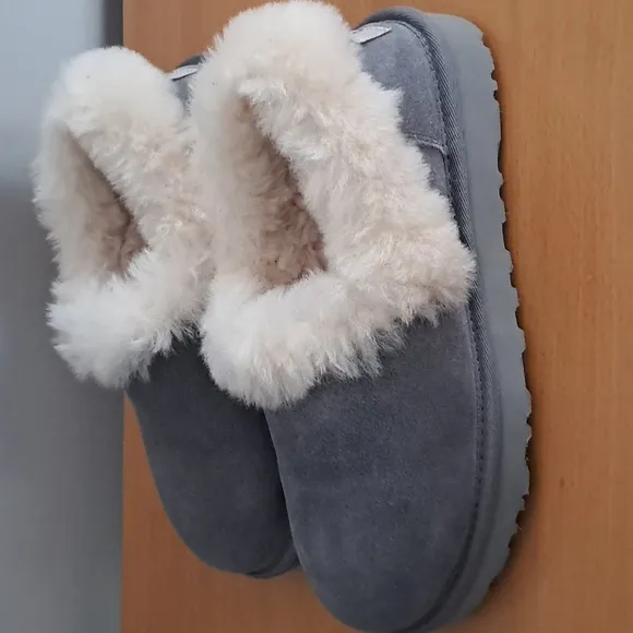 NWOT UGG Nita Slippers