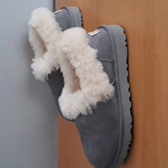 NWOT UGG Nita Slippers