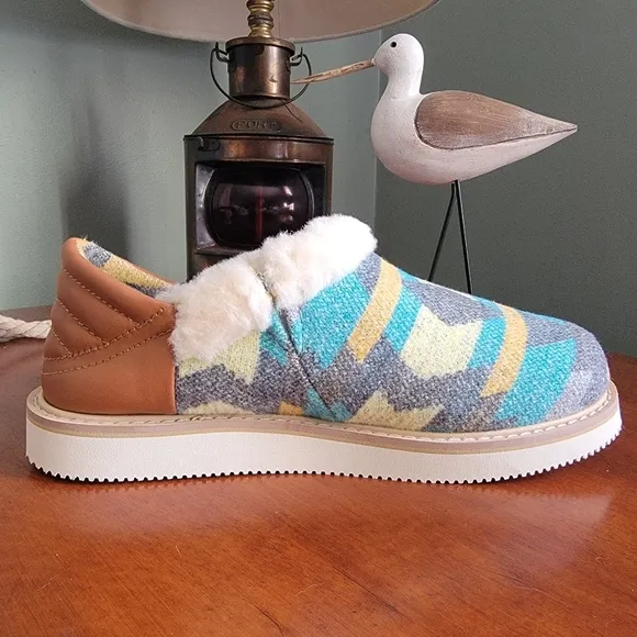 NWT Sanuk Cozy Vibe Low Southwest Women's Indoor Outdoor Slippers Size 9