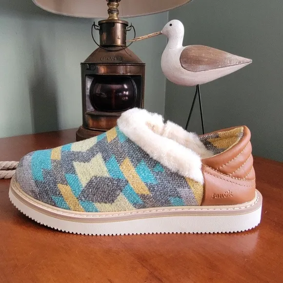 NWT Sanuk Cozy Vibe Low Southwest Women's Indoor Outdoor Slippers Size 9
