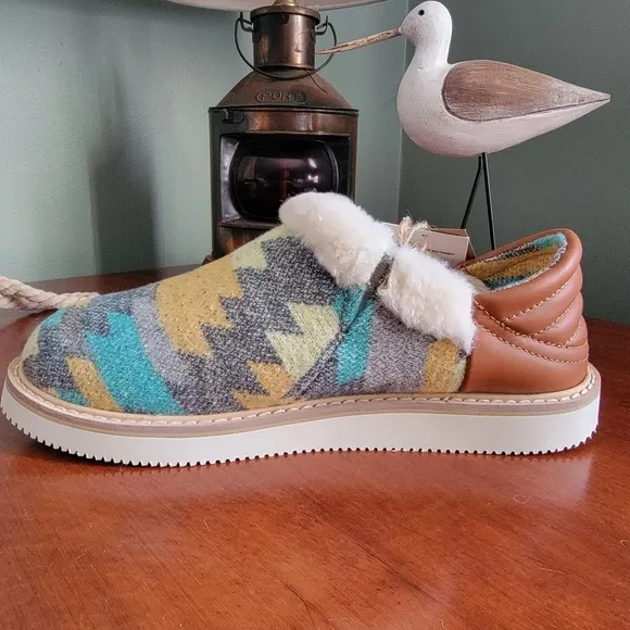 NWT Sanuk Cozy Vibe Low Southwest Women's Indoor Outdoor Slippers Size 9