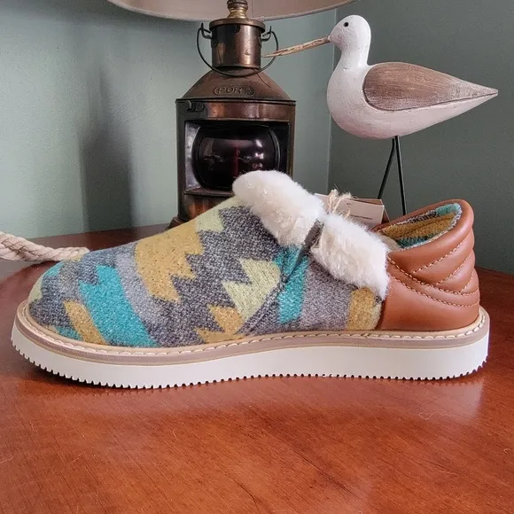 NWT Sanuk Cozy Vibe Low Southwest Women's Indoor Outdoor Slippers Size 9