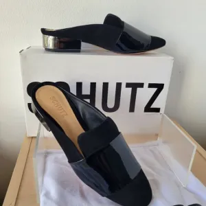 NWT - SCHUTZ Women’s Black Patent Suede Slide On Block Heel Mule (Size: 6½ B)