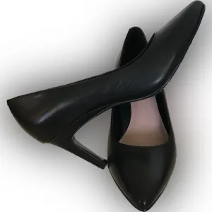 NWT Taryn Rose Gabriela Pump Black