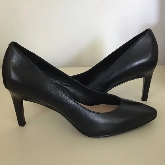 NWT Taryn Rose Gabriela Pump Black