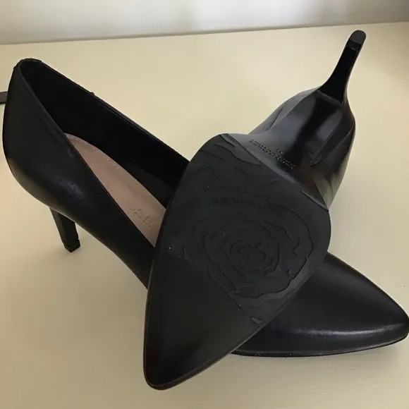 NWT Taryn Rose Gabriela Pump Black