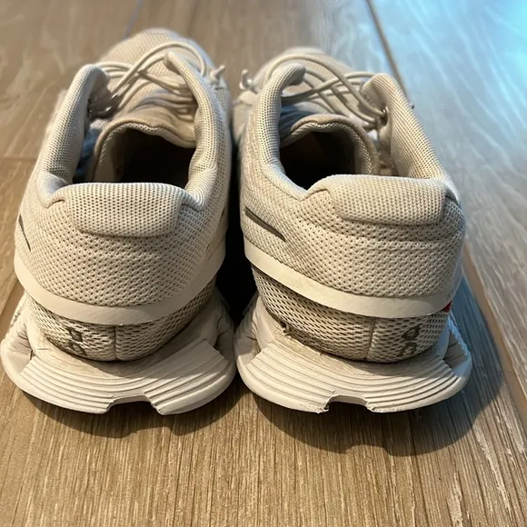 On CLOUD | Well-loved On Cloud Gym Shoes | Box Included | White | Size 7.5