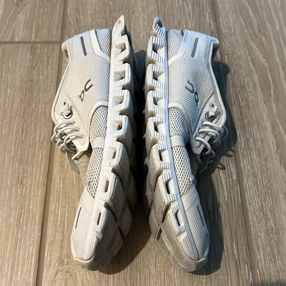 On CLOUD | Well-loved On Cloud Gym Shoes | Box Included | White | Size 7.5