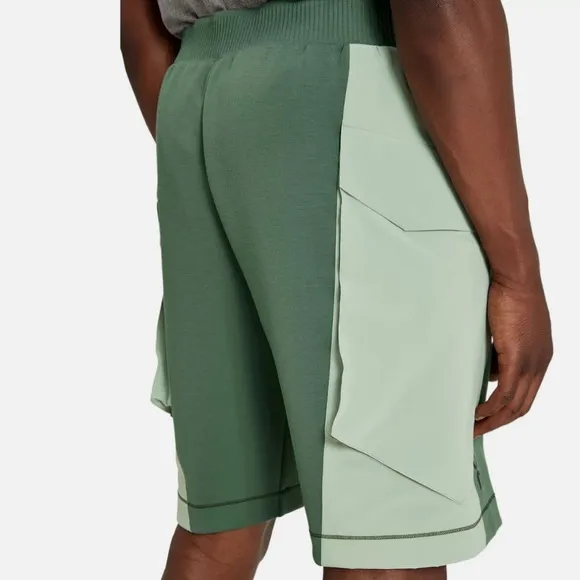 ON MENS MOVEMENT SHORTS IVY SIZE LARGE $100