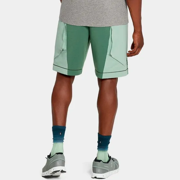 ON MENS MOVEMENT SHORTS IVY SIZE SMALL $100