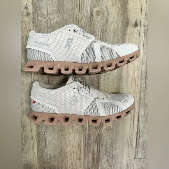 On Running cloud 5 women’s sand rose brown Running Shoes size 8