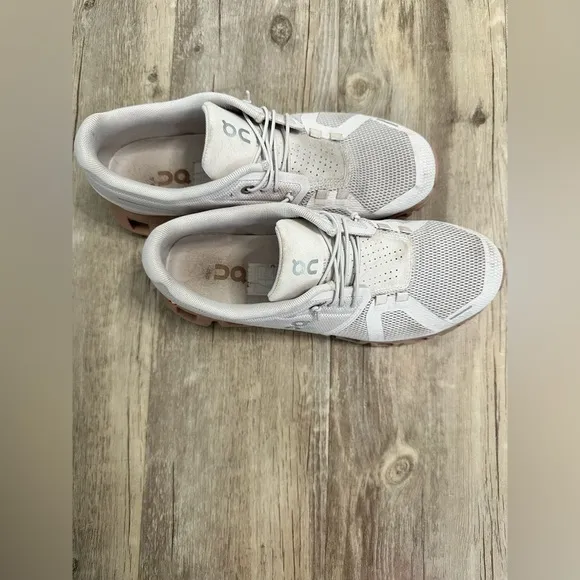 On Running cloud 5 women’s sand rose brown Running Shoes size 8
