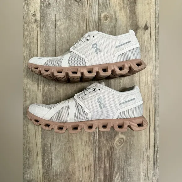 On Running cloud 5 women’s sand rose brown Running Shoes size 8