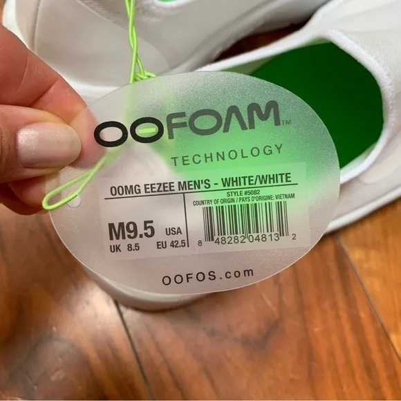 OOFOS OOmg Eezee Men’s White Slip On Shoes 9.5