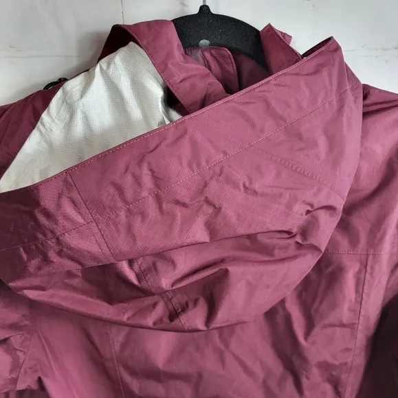 Patagonia Hooded Torrentshell City Lightweight Waterproof Coat in Burgundy XS