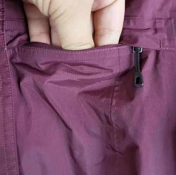 Patagonia Hooded Torrentshell City Lightweight Waterproof Coat in Burgundy XS