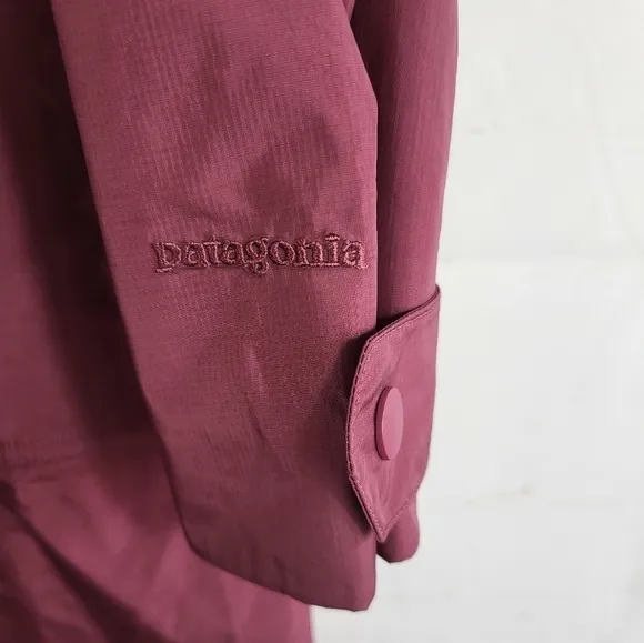 Patagonia Hooded Torrentshell City Lightweight Waterproof Coat in Burgundy XS