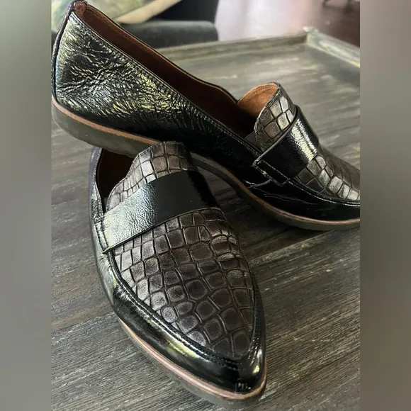 PAUL GREEN Dara Crocodile embossed leather with a copper rub look. All b…