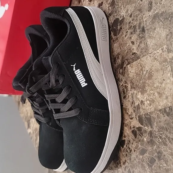 Puma Iconic Suede Black Woman's Low Composite Toe Shoe Size 7 NWT