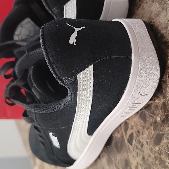 Puma Iconic Suede Black Woman's Low Composite Toe Shoe Size 7 NWT