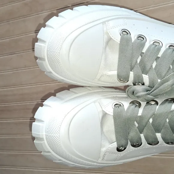 Qupid Chunky Platform Low Top Laced Up Trendy Fun Stylish Y2K Sneakers Shoes
