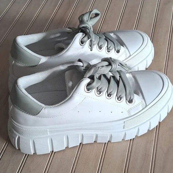 Qupid Chunky Platform Low Top Laced Up Trendy Fun Stylish Y2K Sneakers Shoes
