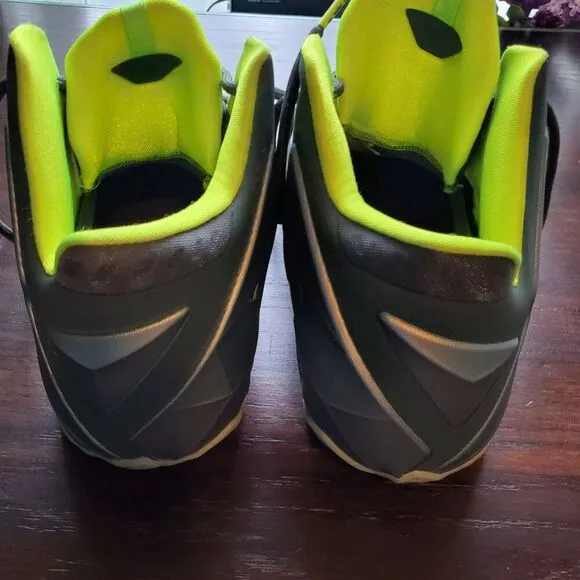 Rare NIKE LeBron James 11 Dunkman basketball shoes. Size 13