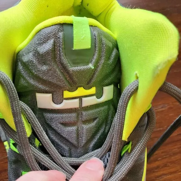 Rare NIKE LeBron James 11 Dunkman basketball shoes. Size 13